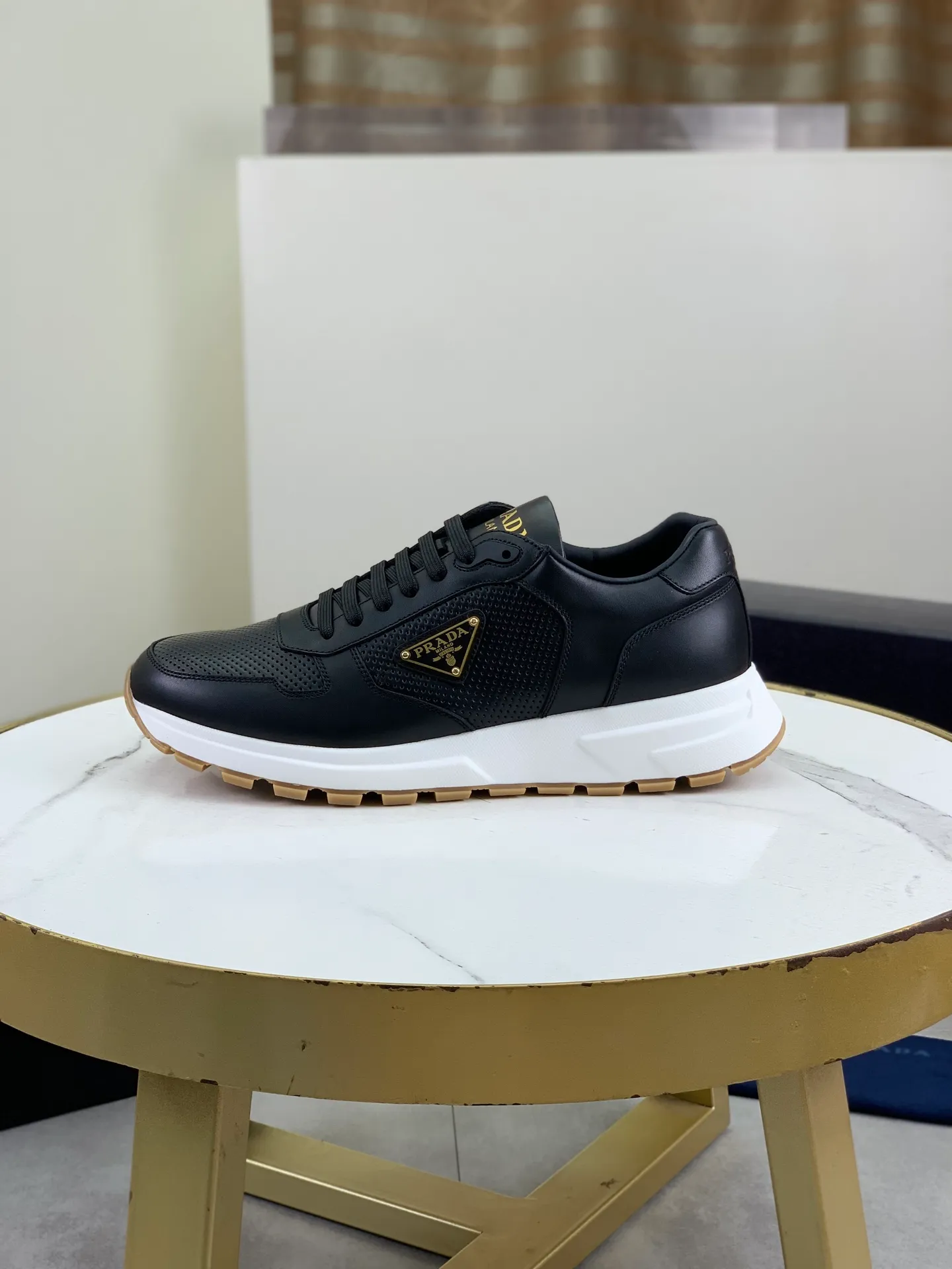 Factory price P700 Top version Original order PRADA Prada's new casual sports shoes Original purchase, development and production Prada Men's Classic Series Technological breathable fabrics with cowhide Casual sports shoes Casual sports dad shoes combine high-tech breathable materials and cowhide, with P's exclusive button decoration on the side. The outsole is full of P italic design and bright colors to show vitality and continue the brand's design inspiration. Stroll around the city lightly and feel free and comfortable. Exquisite packaging at the delivery counter 🛍📦 ▪️Fabric: Original customized pebbled calfskin ▪️Inner lining: Cowhide lining ➕Cowhide feet ▪️Outsole: Mold evacuated PU+TPU material ▪️Sole thickness: 3.5CM ▪️Size: Men's 39-45 (38 46 can be customized) 2️⃣ colors available